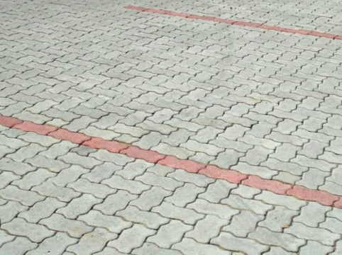 Pavimento intertravado de pavers com faixas de demarcação em estacionamento